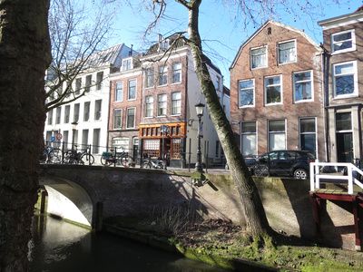 909562 Gezicht op de panden Nieuwegracht 123 (rechts) -133 te Utrecht, met in het midden de bakkerswinkel van Bakkerij ...